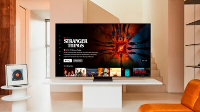 Tela de TV da Samsung exibindo a série Stranger Things na interface da Netflix em destaque em uma sala moderna e iluminada
