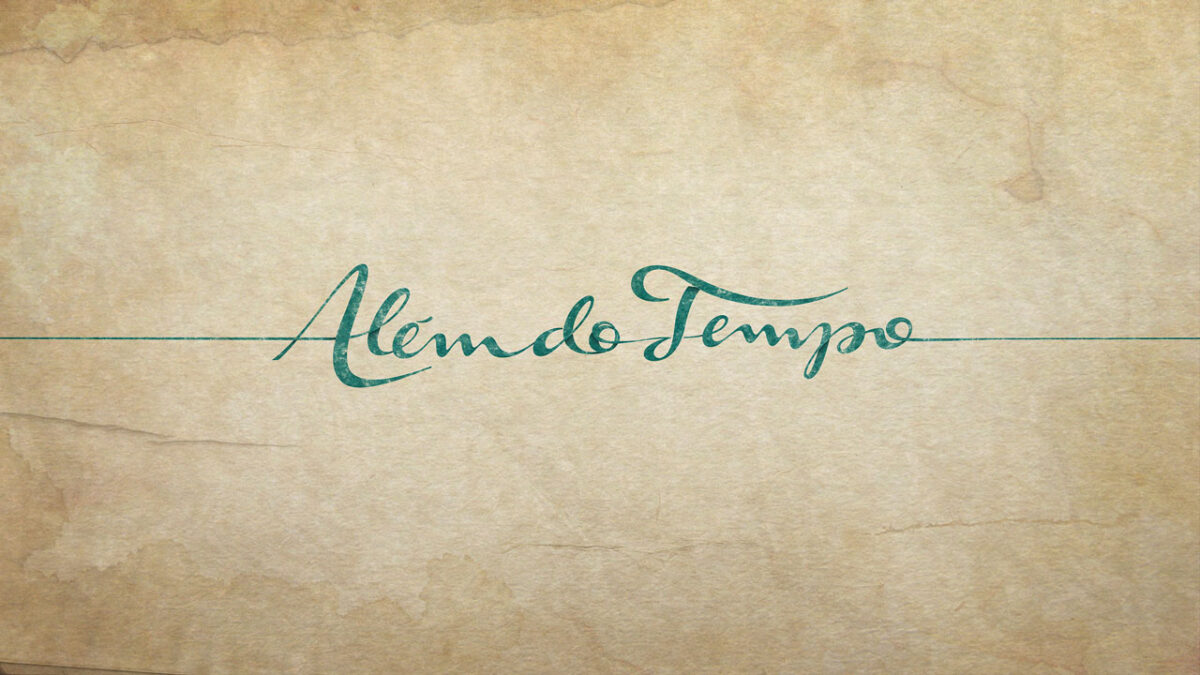 Logo da novela Além do Tempo com letras verdes em caligrafia sobre fundo bege envelhecido