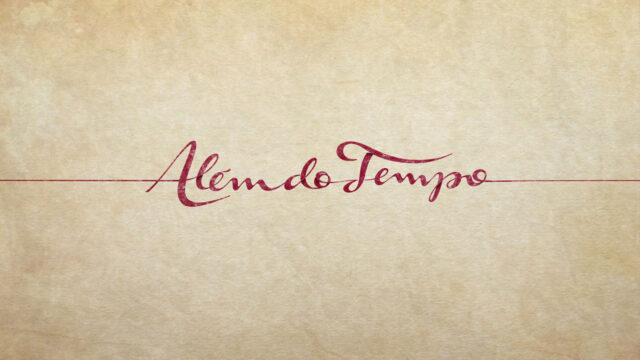 Logotipo da novela Além do Tempo em letras vermelhas sobre fundo bege texturizado, atravessado por linha horizontal