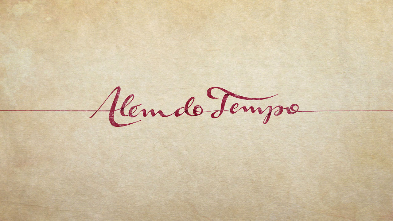 Logotipo da novela Além do Tempo em letras vermelhas sobre fundo bege texturizado, atravessado por linha horizontal