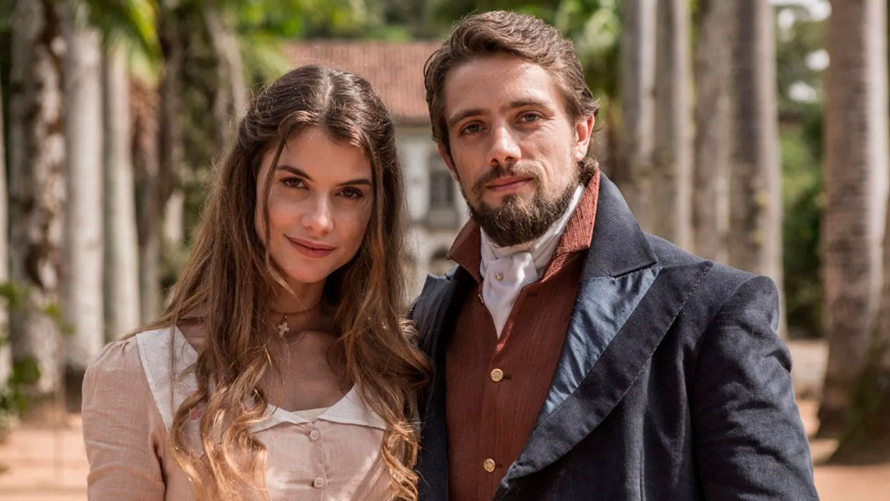 Livia (Alinne Moraes) e Felipe (Rafael Cardoso) vestidos com roupas de época na novela Além do Tempo