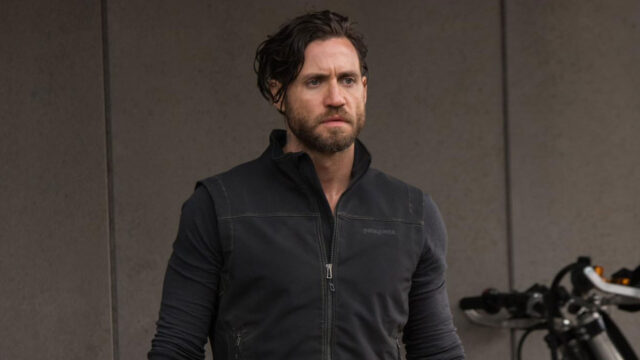 Edgar Ramírez como Bodhi vestindo roupa preta e encarando sério em cena de Caçadores de Emoção: Além do Limite