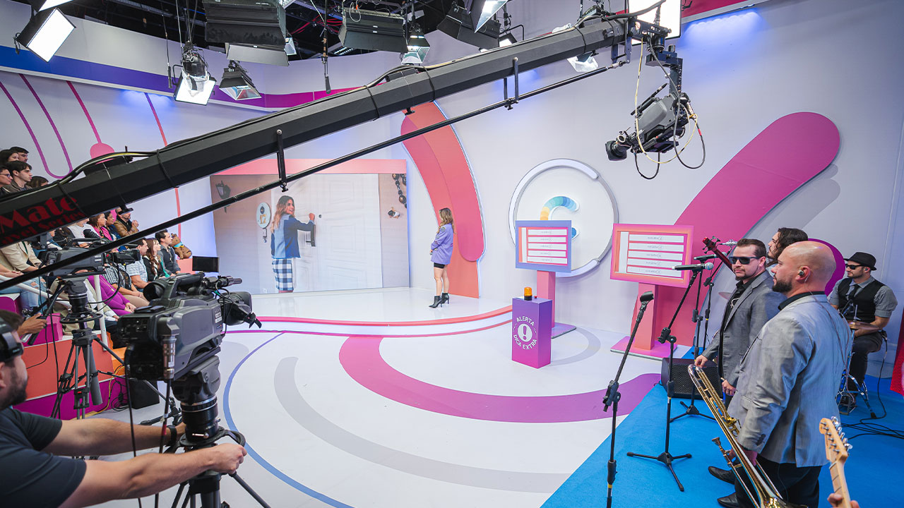 Bastidores do Estúdio C com Daiane Fardin no palco, banda ao vivo e plateia durante especial de 10 anos do programa