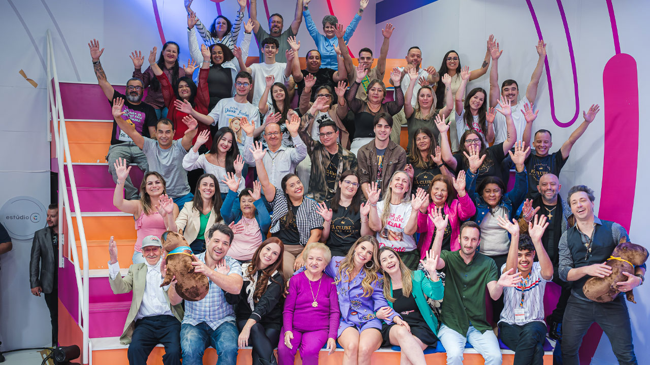 Plateia e equipe do Estúdio C reunidas nas arquibancadas comemorando os 10 anos do programa com Daiane Fardin ao centro