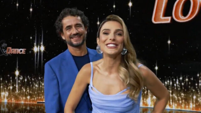 Felipe Andreoli e Rafa Brites sorriem em chamada do reality Love & Dance com fundo iluminado por estrelas