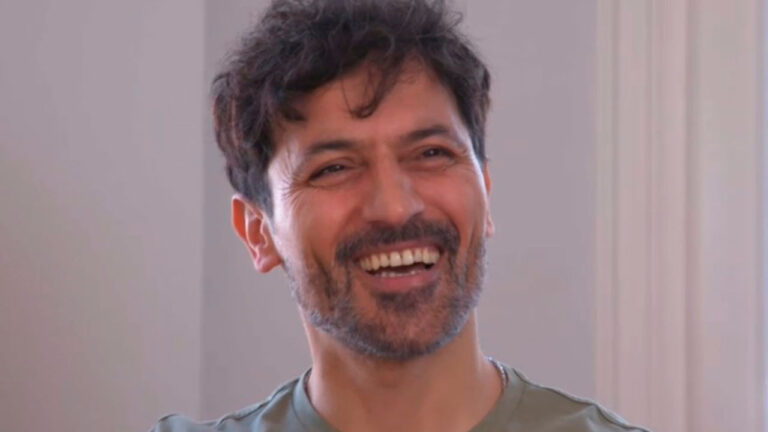 Feyyaz Duman sorrindo durante entrevista no Domingo Espetacular com fundo neutro e iluminação suave