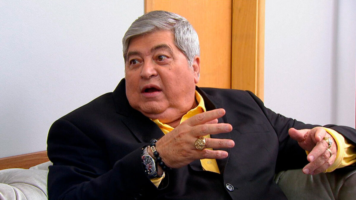 José Luiz Datena gesticula com as mãos enquanto fala durante entrevista para o programa do Ratinho