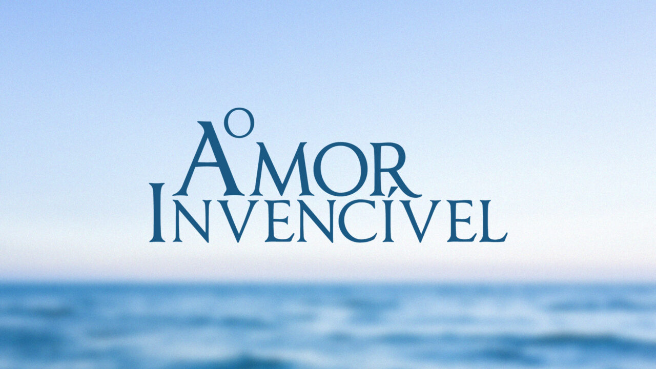 Logo da novela O Amor Invencível com letras azuis sobre fundo de mar e céu ao entardecer