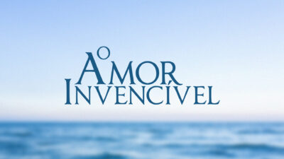 Logo da novela O Amor Invencível com letras azuis sobre fundo de mar e céu ao entardecer
