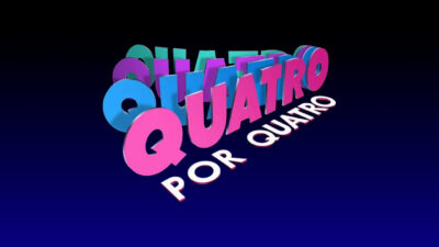 Título 3D da novela Quatro por Quatro com letras grandes em rosa e azul sobre fundo azul-escuro