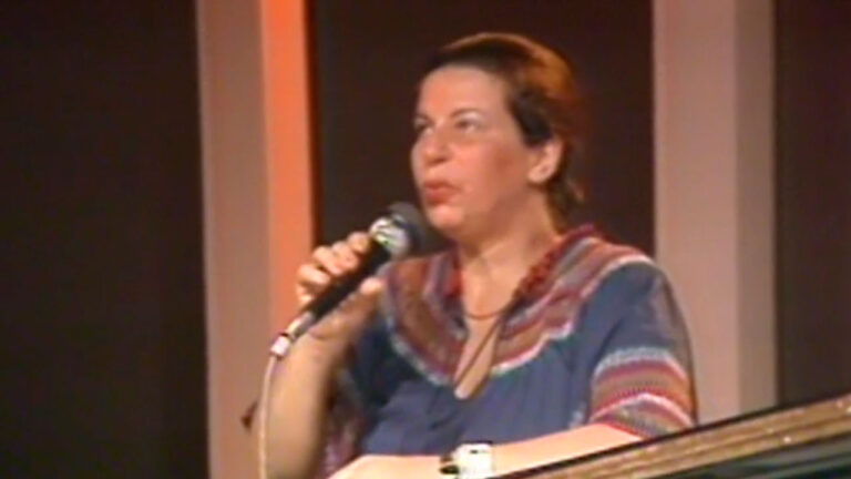 Nana Caymmi cantando em show antigo com microfone na mão em apresentação que será exibida na TV Brasil