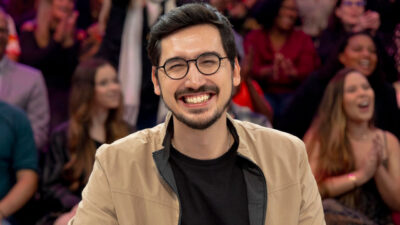 Nilson Klava sorri diante da plateia do Domingão com Huck durante participação no programa