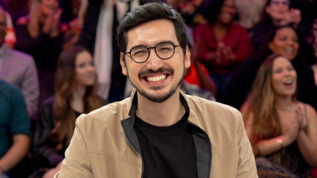 Nilson Klava sorri diante da plateia do Domingão com Huck durante participação no programa