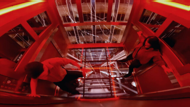 Cena de pegadinha do SBT inspirada no filme Premonição 6 com elevador de chão falso simulando queda