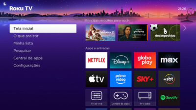 Menu inicial do Roku TV com destaques de Moana 2, Ainda Estou Aqui do Globoplay e canal Desimpedidos, além de ícones de apps como Netflix, Disney+, Globoplay, Max, Prime Video, Apple TV, SKY+ e SBT