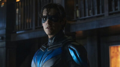 Brenton Thwaites caracterizado como Dick Grayson em cena da série Titãs