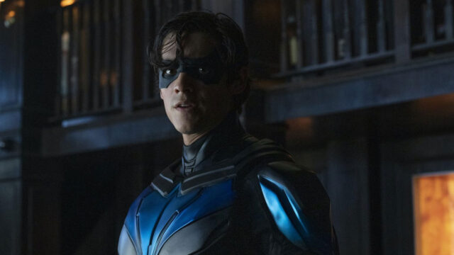 Brenton Thwaites caracterizado como Dick Grayson em cena da série Titãs