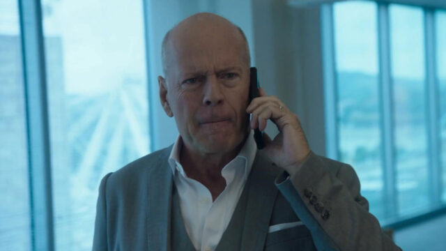 Bruce Willis caracterizado como Rex falando ao telefone em cena do filme Fração de Segundos