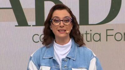 Catia Fonseca com microfone auricular durante apresentação do programa Melhor da Tarde na Band