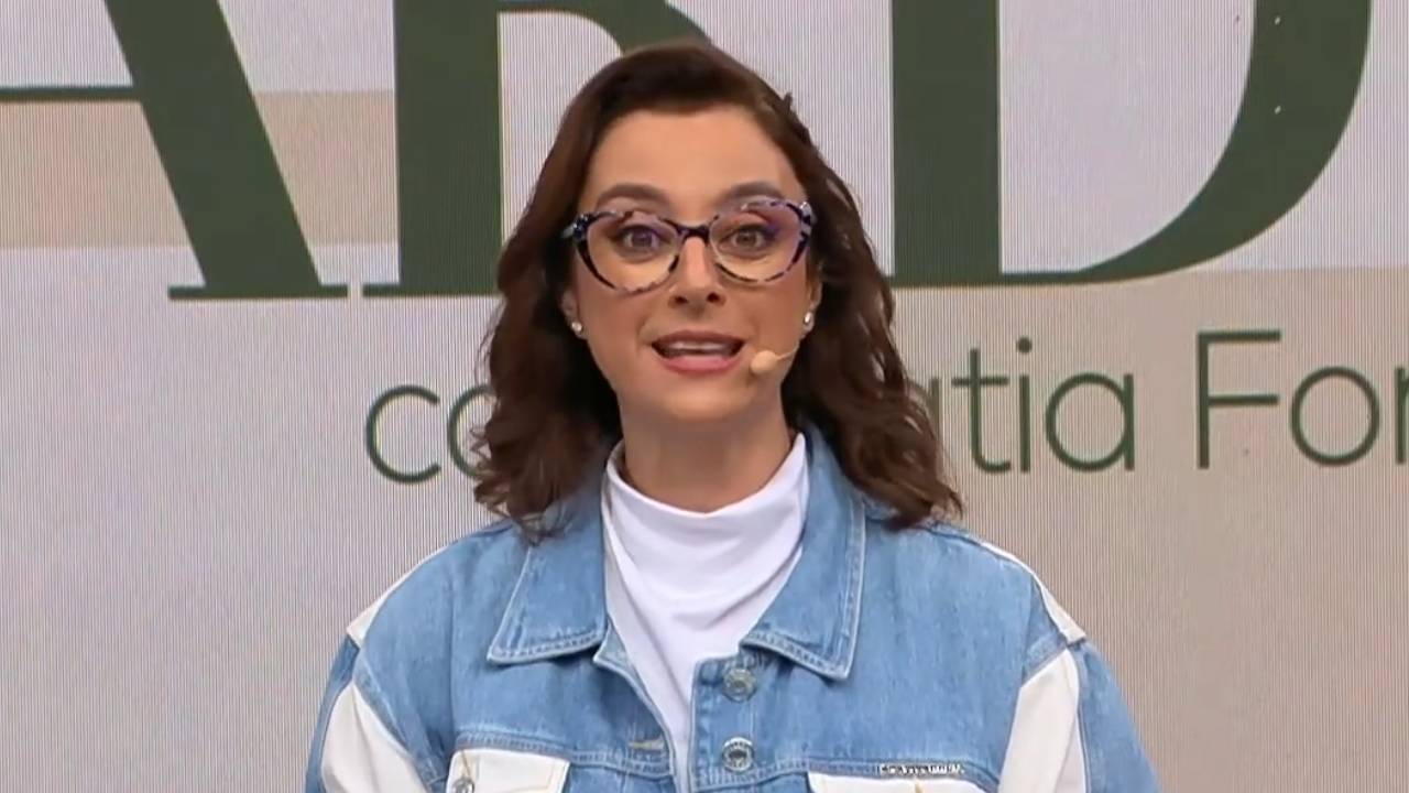 Catia Fonseca com microfone auricular durante apresentação do programa Melhor da Tarde na Band