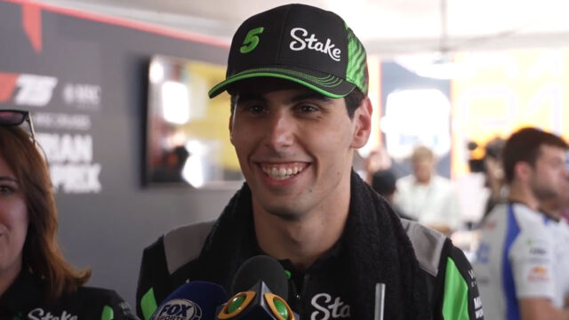 Gabriel Bortoleto sorrindo durante entrevista após o GP da Áustria de Fórmula 1 com microfones da Band e Fox Sports