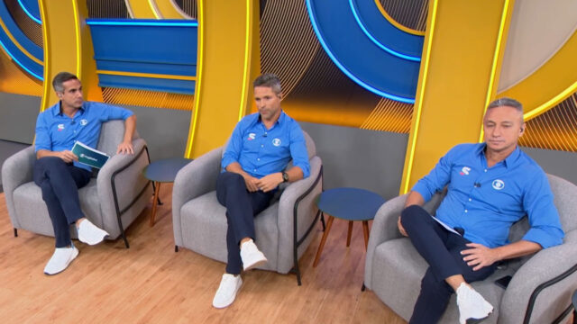 Gustavo Villani, Diego Ribas e Paulo Nunes sentados em poltronas durante transmissão da Copa do Mundo de Clubes na TV Globo