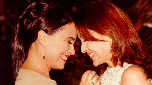 Helena (Regina Duarte) e Maria Eduarda (Gabriela Duarte) sorrindo com as testas encostadas em foto da novela Por Amor