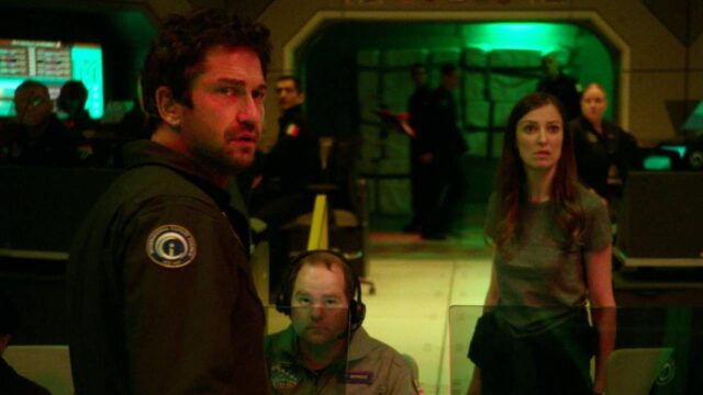 Jake Lawson (Gerard Butler) e Mickey (Daniella Garcia) observam com tensão em cena de Tempestade: Planeta em Fúria de 2017