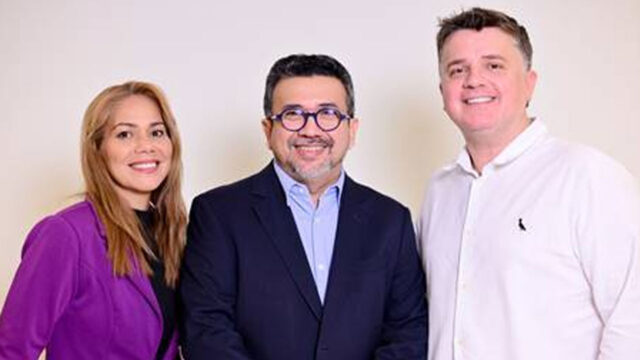Juciane Libório, Carlos Amorim e Igor Aflalo posando juntos como executivos comerciais do SBT Belém