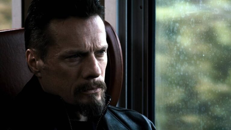The Man (Larry Mullen Jr.) observa pela janela do trem em cena de Passagem para a Vida de 2011