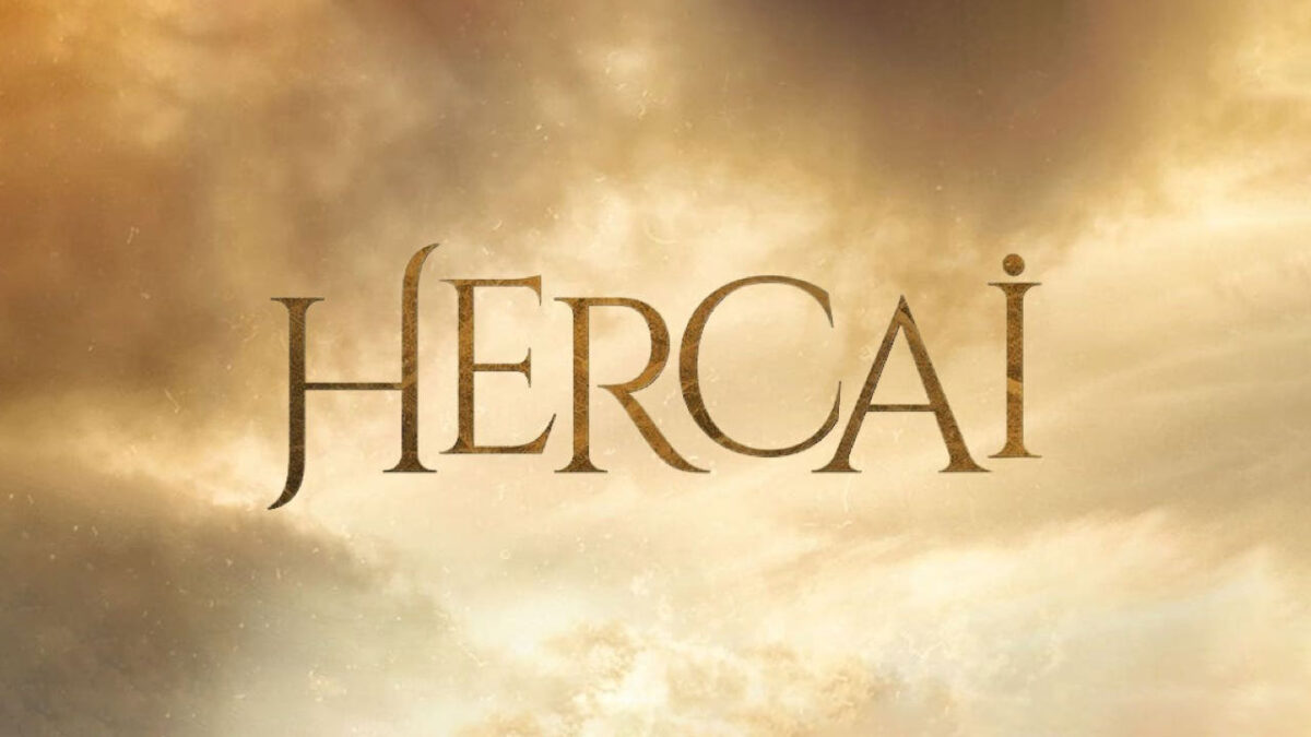 Logo da novela Hercai com letras douradas sobre fundo de céu com nuvens em tons quentes