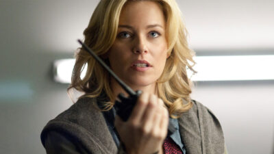 Lydia Mercer (Elizabeth Banks) segurando rádio comunicador com expressão tensa em cena de À Beira do Abismo