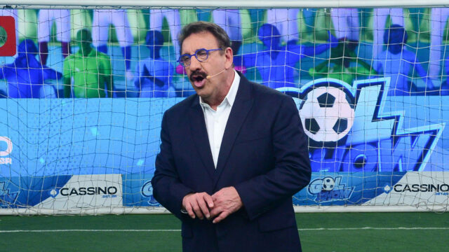 Ratinho apresenta o programa Gol Show em cenário com trave e painel com logotipo ao fundo