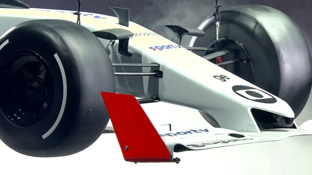 Réplica de carro da Fórmula 1 branco com logotipos da Globo, SporTV e GE exibida em evento da emissora