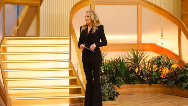 Christina Rocha em pé no palco reformulado do novo Casos de Família com escada iluminada e plantas decorativas ao fundo