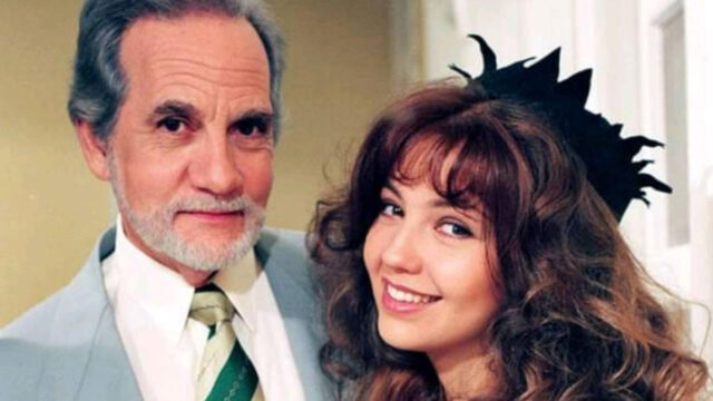 Fernando De la Vega (Ricardo Blume) ao lado de Maria (Thalia) sorrindo em foto de divulgação da novela Maria do Bairro