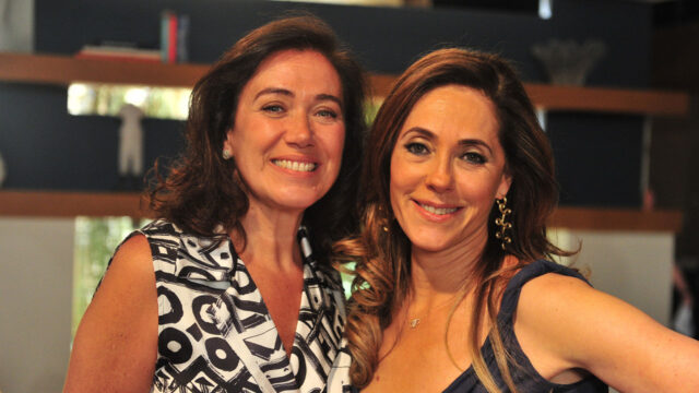 Griselda (Lilia Cabral) e Tereza Cristina (Christiane Torloni) sorrindo juntas
