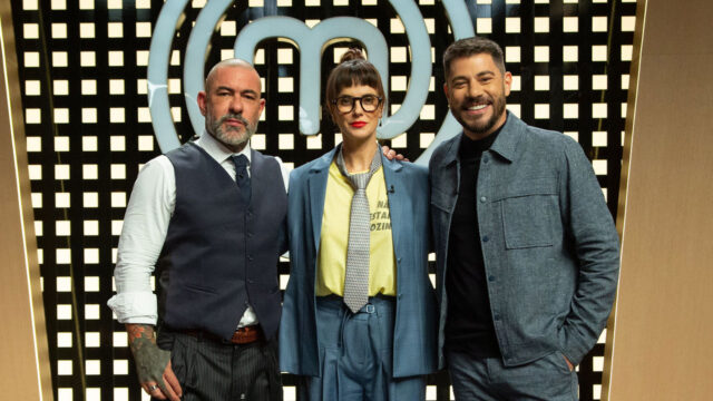 Henrique Fogaça, Helena Rizzo e Evaristo Costa posam juntos no estúdio do MasterChef com logo ao fundo