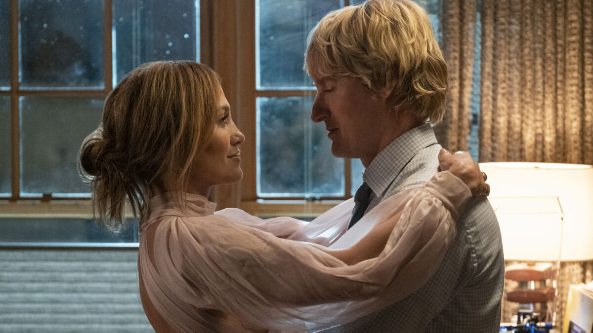 Kat (Jennifer Lopez) e Charlie (Owen Wilson) se olham de perto abraçados em cena do filme Case Comigo