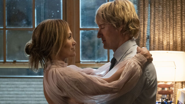 Kat (Jennifer Lopez) e Charlie (Owen Wilson) se olham de perto abraçados em cena do filme Case Comigo