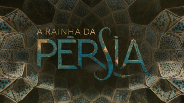 Logo da novela A Rainha da Pérsia com letras douradas e azuis sobre fundo de mosaico oriental