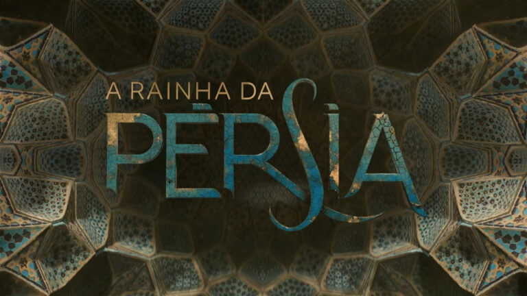 Logo da novela A Rainha da Pérsia com letras douradas e azuis sobre fundo de mosaico oriental