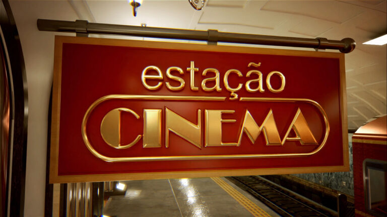 Logo da sessão Estação Cinema da Band com letras douradas sobre fundo vermelho em estação de trem vintage estilizada