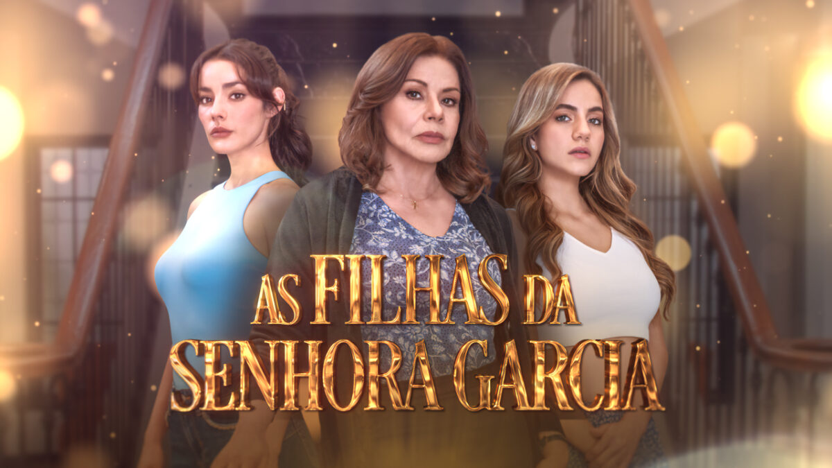 Logo da novela As Filhas da Senhora Garcia com Valeria, Ofélia e Mar em destaque sobre fundo de escadaria iluminada