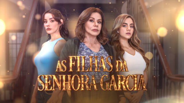 Logo da novela As Filhas da Senhora Garcia com Valeria, Ofélia e Mar em destaque sobre fundo de escadaria iluminada