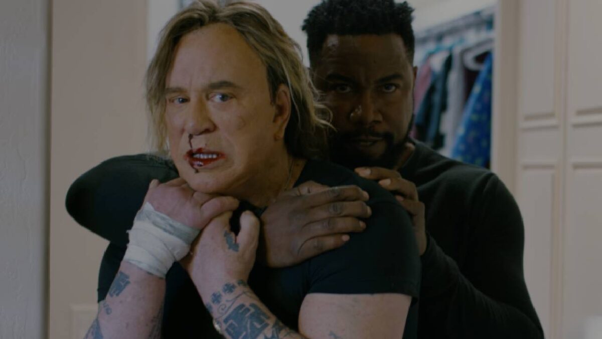 Mickey Rourke como Johnny e Michael Jai White como James Baker em cena de luta do filme O Comando (2022) dentro de um closet
