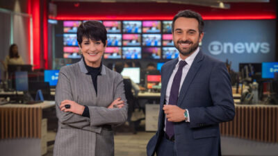 Mônica Waldvogel e Victor Boyadjian no estúdio do Em Ponto da GloboNews sorrindo lado a lado