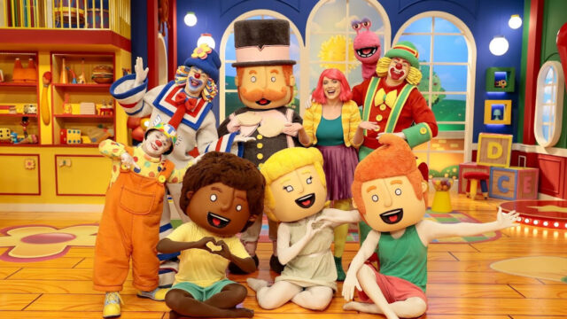 Personagens do Mundo Bita posam ao lado dos apresentadores do Bom Dia & Cia no cenário colorido do SBT