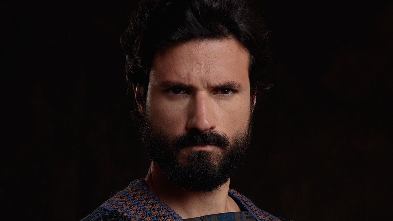 Murilo Cezar com expressão séria caracterizado como Saulo/Paulo em pose promocional da novela Paulo, o Apóstolo da Record