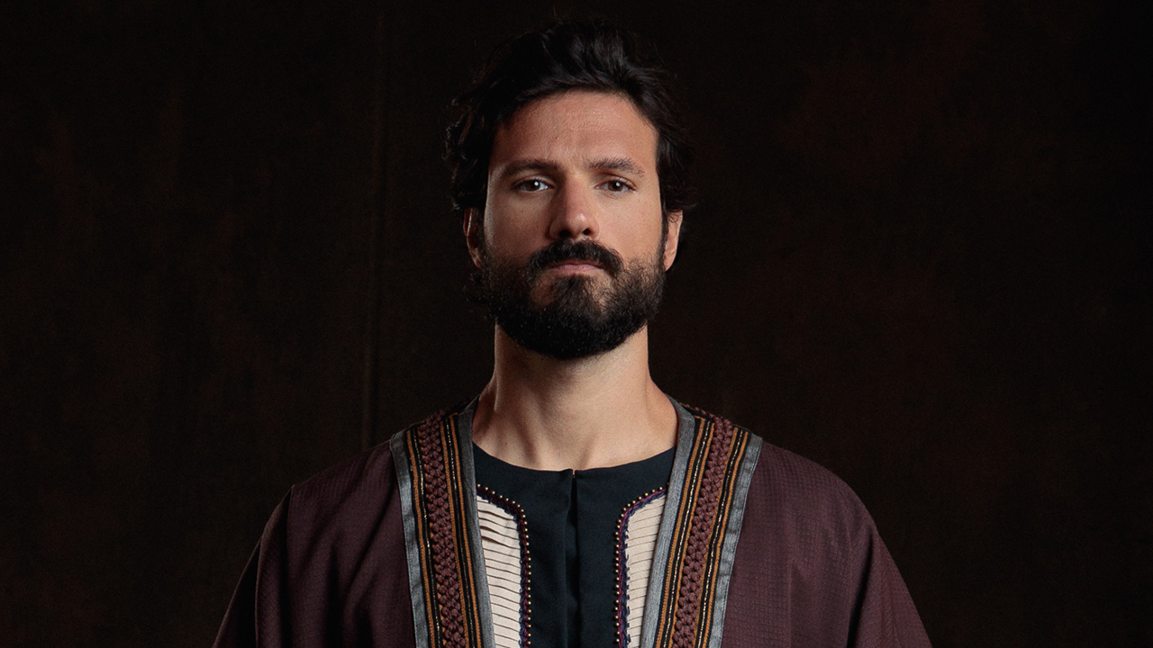 Murilo Cezar caracterizado como Paulo com túnica bordada em imagem promocional da novela Paulo, o Apóstolo da Record